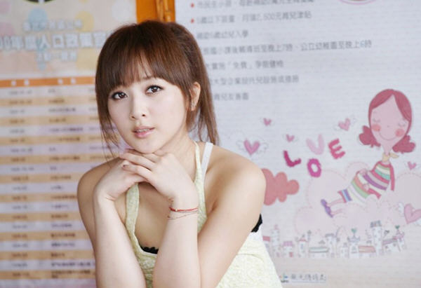 青春大方漂亮女生6