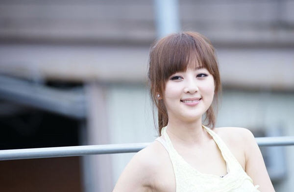 青春漂亮的女生图片1